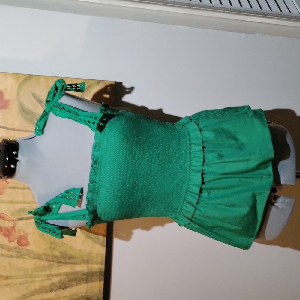 Vine and Love Kelly green top with tie straps size Medium